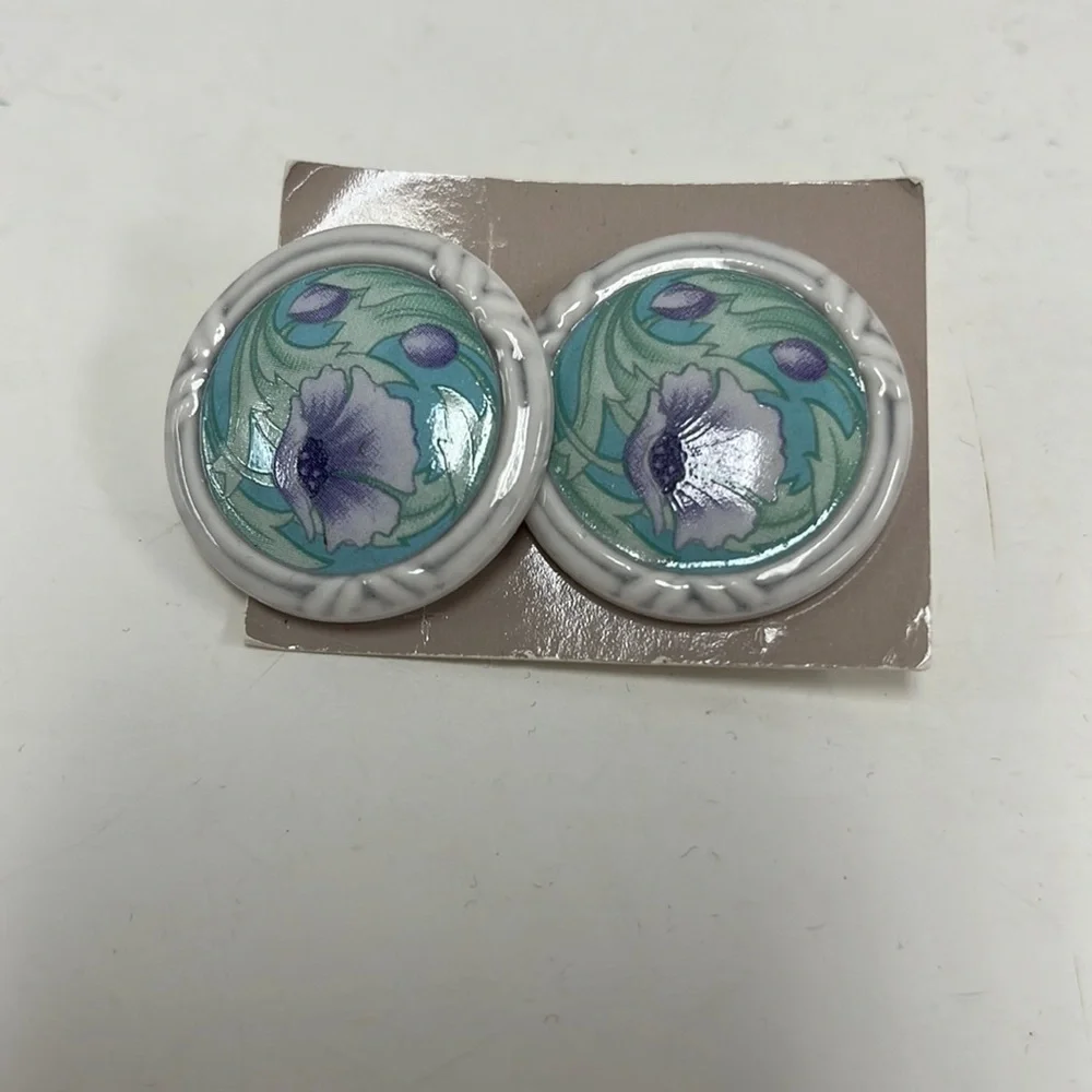 Avon (1992) Porcelain Petals Pierced Earrings